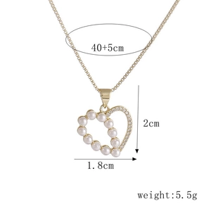 Collier cœur élégant plaqué or avec perles et cristaux de zircon sur fond blanc pur
