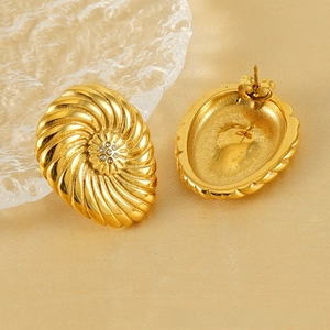 Détail de boucles d'oreilles spirales en acier doré 18K avec cristal central serti