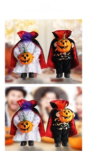 Détail de poupées citrouilles sans tête en capes de vampire avec paillettes et fourrure