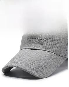 Détail de la texture en toile grise et broderie 3D sur cette casquette de baseball homme