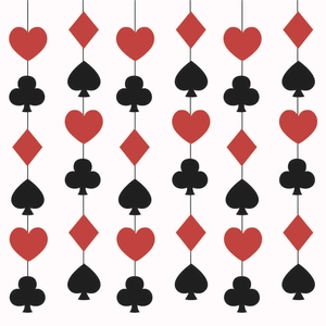 Gros plan de la guirlande de fête thème poker avec cœur carreau trèfle et pique