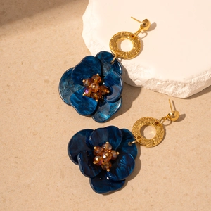 Boucles d'oreilles fleurs en résine bleue avec texture marbrée et anneaux dorés