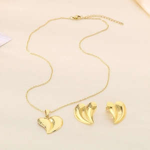 Elegantes Schmuckset aus 18K vergoldetem Edelstahl mit Herzanhänger und passenden Ohrringen