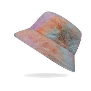 Détail d'un chapeau bob pelucheux en fausse fourrure tie-dye aux textures colorées