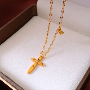 Detailansicht des 24K vergoldeten Kreuzanhängers mit Zirkon in einer edlen Geschenkbox
