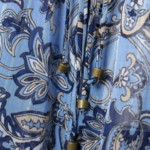 Camicetta in chiffon paisley blu da donna con scollo stringato e perline metalliche decorative