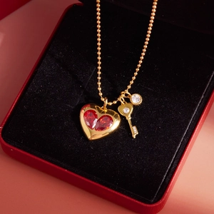Goldene Perlenkette mit rotem Kristall-Herzanhänger und diamantbesetztem Schlüssel-Charm
