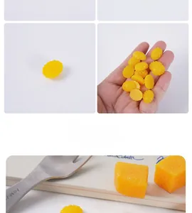 Vue détaillée de morceaux de mangue miniatures de 1,5 cm en résine pour loisirs créatifs