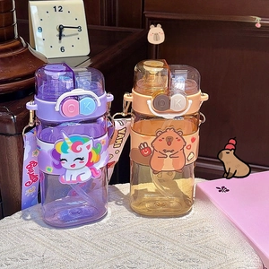 Détail de gourdes en plastique avec motif Capybara et bandoulières amovibles