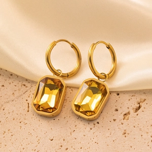 Boucles d'oreilles créoles dorées 18K avec zircon ambre sur satin et texture pierre