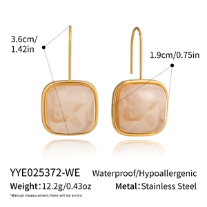 Détail de boucles d'oreilles carrées en résine avec dimensions 3,6x1,9cm et infos