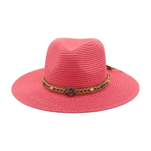 Détails du chapeau de paille rose avec ruban décoratif de perles et chaîne bohème