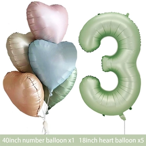 Détail du ballon chiffre 3 vert sauge 40 pouces avec ballons cœur en aluminium assortis