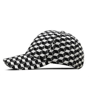 Vista laterale del cappello da baseball con motivo a cubi 3D e visiera curva classica