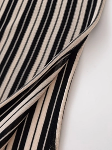 Vue détaillée de la texture du tricot en lin rayé avec des couches de drapé souple