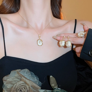 Parure de bijoux fleurs en perles baroques avec collier, boucles d'oreilles et bague