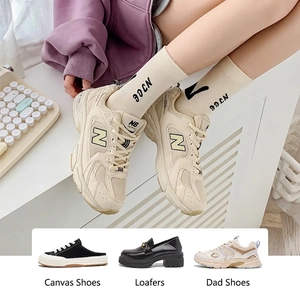 Beigefarbene Mesh-Dad-Shoes mit Logo, kombiniert mit lila Hoodie und süßen Waden-Socken