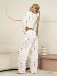 Détail de l'ensemble pyjama pour femmes avec texture en maille ajourée et motifs de cœurs rouges