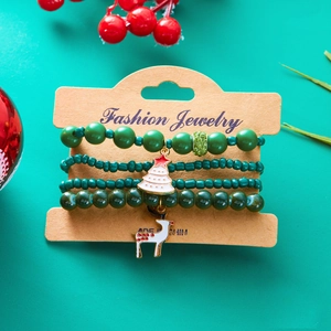 Set di quattro braccialetti di perline natalizi verdi con ciondoli albero e renna