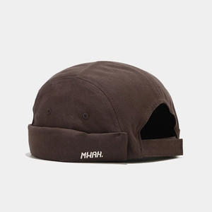 Détail du bonnet docker marron foncé en sergé de coton avec broderie blanche MWAH