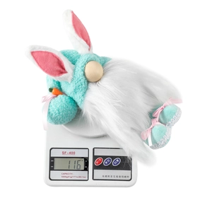 Poupée gnome de Pâques de 116g sur balance avec longues oreilles de lapin et carotte