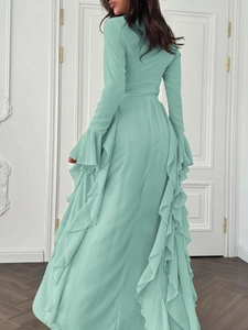 Détail de la robe longue vert menthe montrant les volants étagés au dos et à l'ourlet