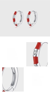 Macro détaillée de boucles d'oreilles créoles en argent S925, émail rouge et zircon 5A