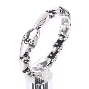 Bracelet griffe de scorpion punk gothique en acier inoxydable argenté, vue du produit à 45°