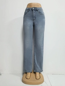 Detailweergave van de lichtblauwe high-waisted wijde jeans met klassiek vijf-pocket ontwerp