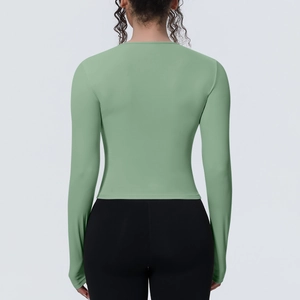 Vue arrière du t-shirt de yoga à manches longues vert sauge soulignant le dos ajusté
