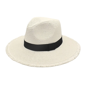 Chapeau de paille Panama classique crème avec ruban noir et bord effiloché sur blanc