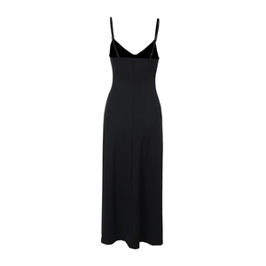 Vue arrière à plat d'une robe longue noire ajustée avec dentelle et fines bretelles