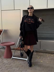 Κομψό μαύρο βαμβακερό T-shirt με σχέδιο Paris και κόκκινη πλισέ φούστα