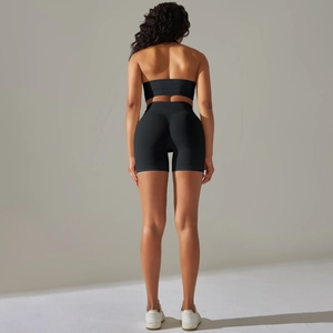Vista posteriore del set yoga nero in maglia a coste con reggiseno sportivo e pantaloncini