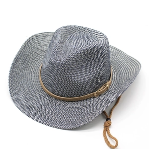 Détail du chapeau de cowboy en paille bleu et blanc avec sangle en cuir et cordon réglable