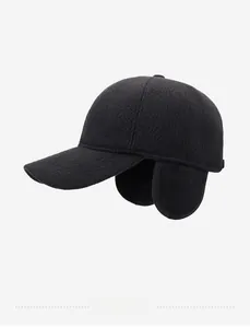 Dettaglio cappello invernale con paraorecchie pieghevoli e logo metallico