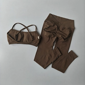 Détail à plat de l'ensemble de sport marron foncé sans couture avec haut à dos croisé