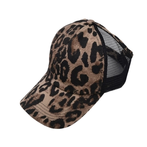 Dettaglio del cappello trucker leopardato con rete traspirante e visiera curva
