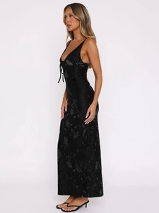 Elegante abito lungo nero in velluto floreale con spalline sottili e dettagli traforati