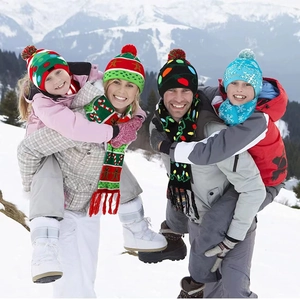 Scène de famille avec ensembles bonnets et écharpes de Noël en tricot à LED et motifs