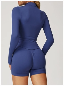 Détail du dos de la veste de yoga bleu marine avec côtes et short sculptant fitness