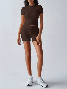 Ensemble deux pièces marron foncé pour femme avec haut à manches courtes et short à cordon