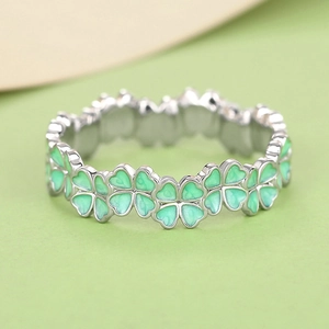 Bague trèfle à quatre feuilles en argent avec émail vert au style floral élégant