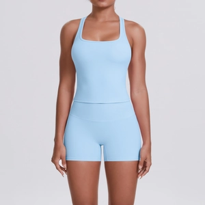 Détail de l'ensemble de yoga bleu clair avec short taille haute et brassière de sport