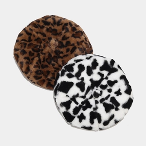Ensemble de bérets en peluche avec imprimés léopard et vache pour un look hivernal