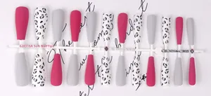 Détail de faux ongles ballerine longs mats avec motifs léopard et couleur bordeaux