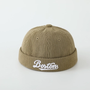 Détail du bonnet docker côtelé avec broderie Boston en lettres blanches cursives