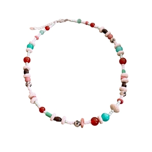 Collana di perle etnica con pietre colorate e chiusura a moschettone in argento