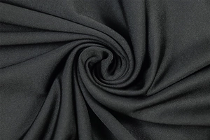 Dettaglio macro della trama in tessuto nero pieghettato con maglia elastica fine
