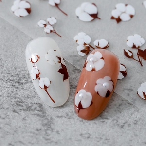 Autocollants à ongles style japonais avec fleurs de coton sur ongles blancs et caramel